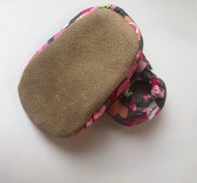 Load image into Gallery viewer, Cute as a bug booties